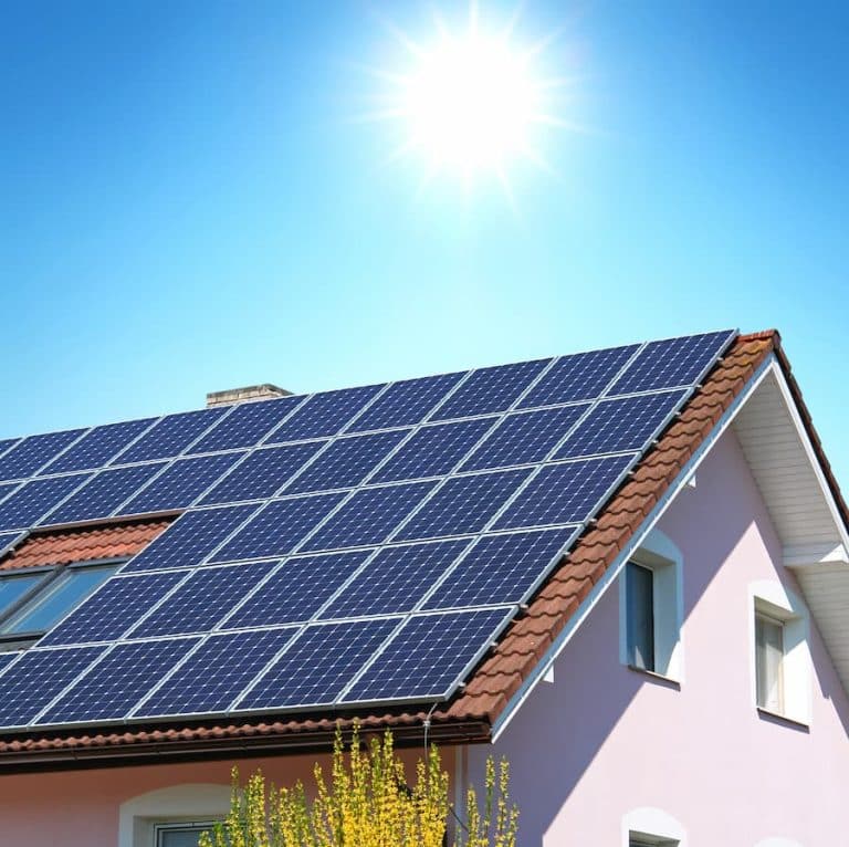 maison panneaux solaires photovoltaïques